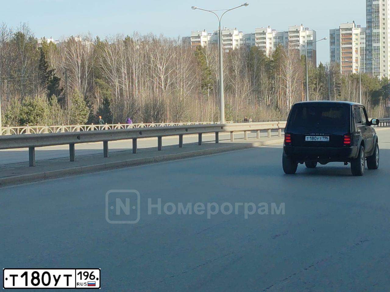 Фото автомобиля LADA 2110 LADA, 2000 — госномер Т180УТ196. Цвет: Серебристый