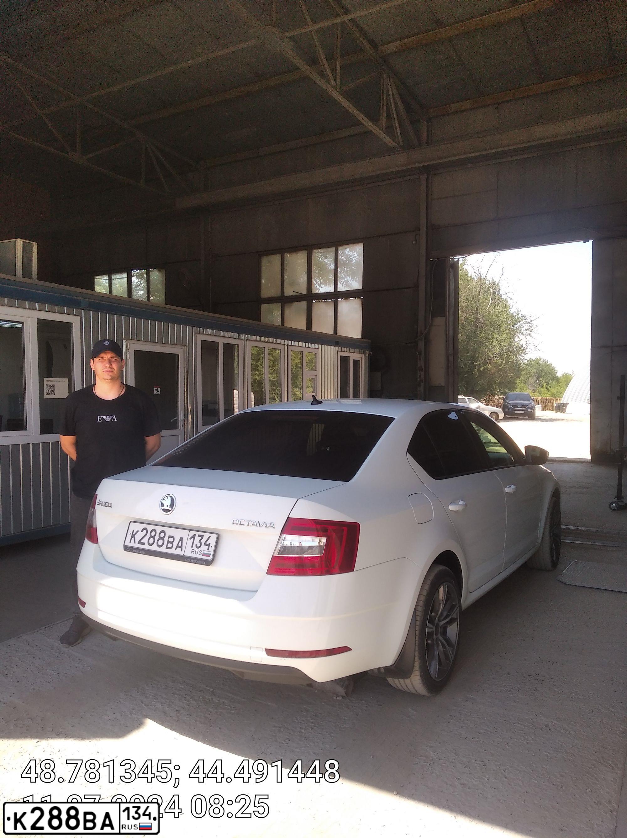 Фото автомобиля SKODA OCTAVIA, 2017 — госномер К288ВА134. Цвет: БЕЛЫЙ-ЖЕЛТЫЙ-СЕРЫЙ