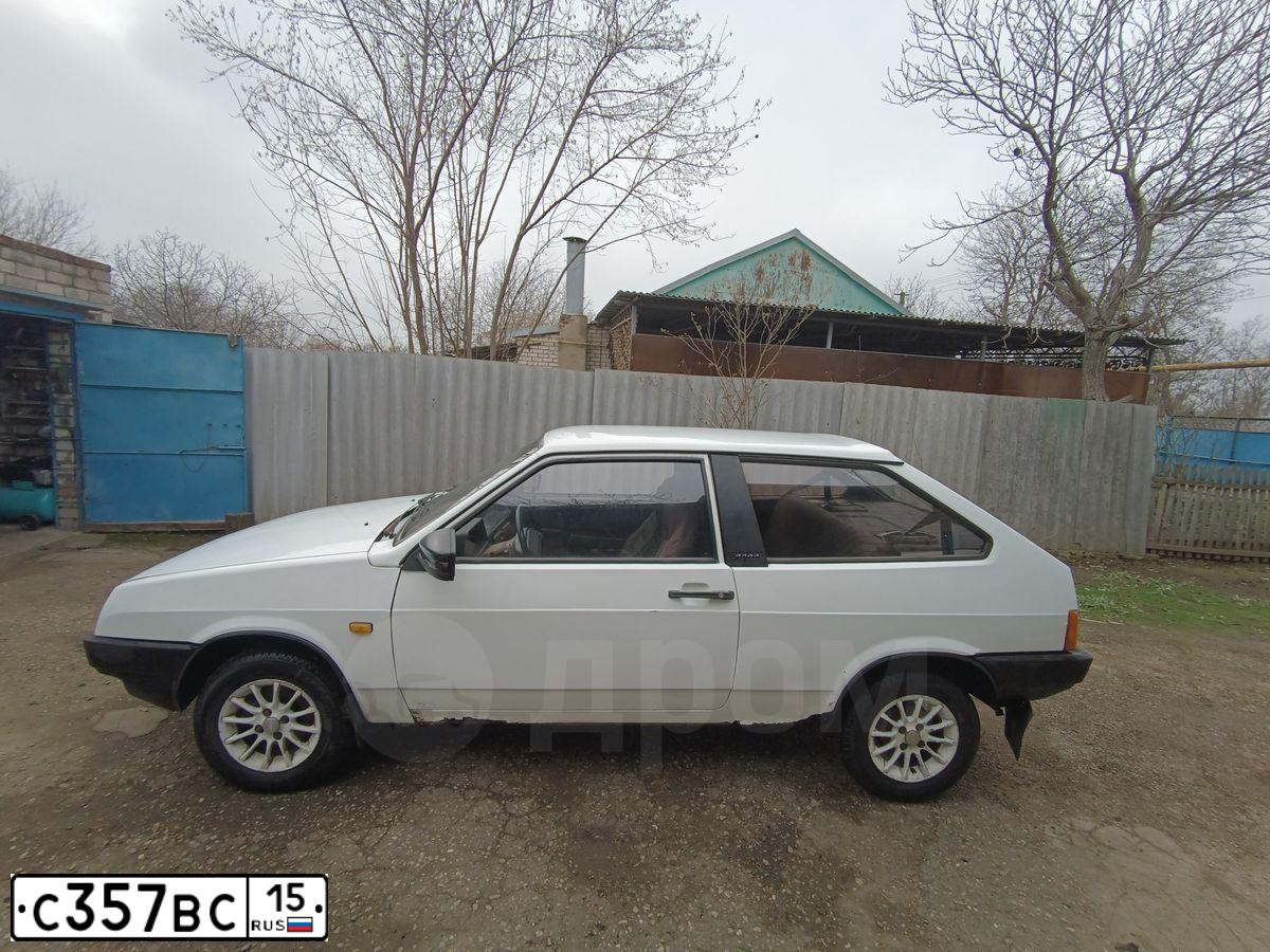 Фото автомобиля LADA 2108 SAMARA, 1988 — госномер С357ВС15. Цвет: Белый