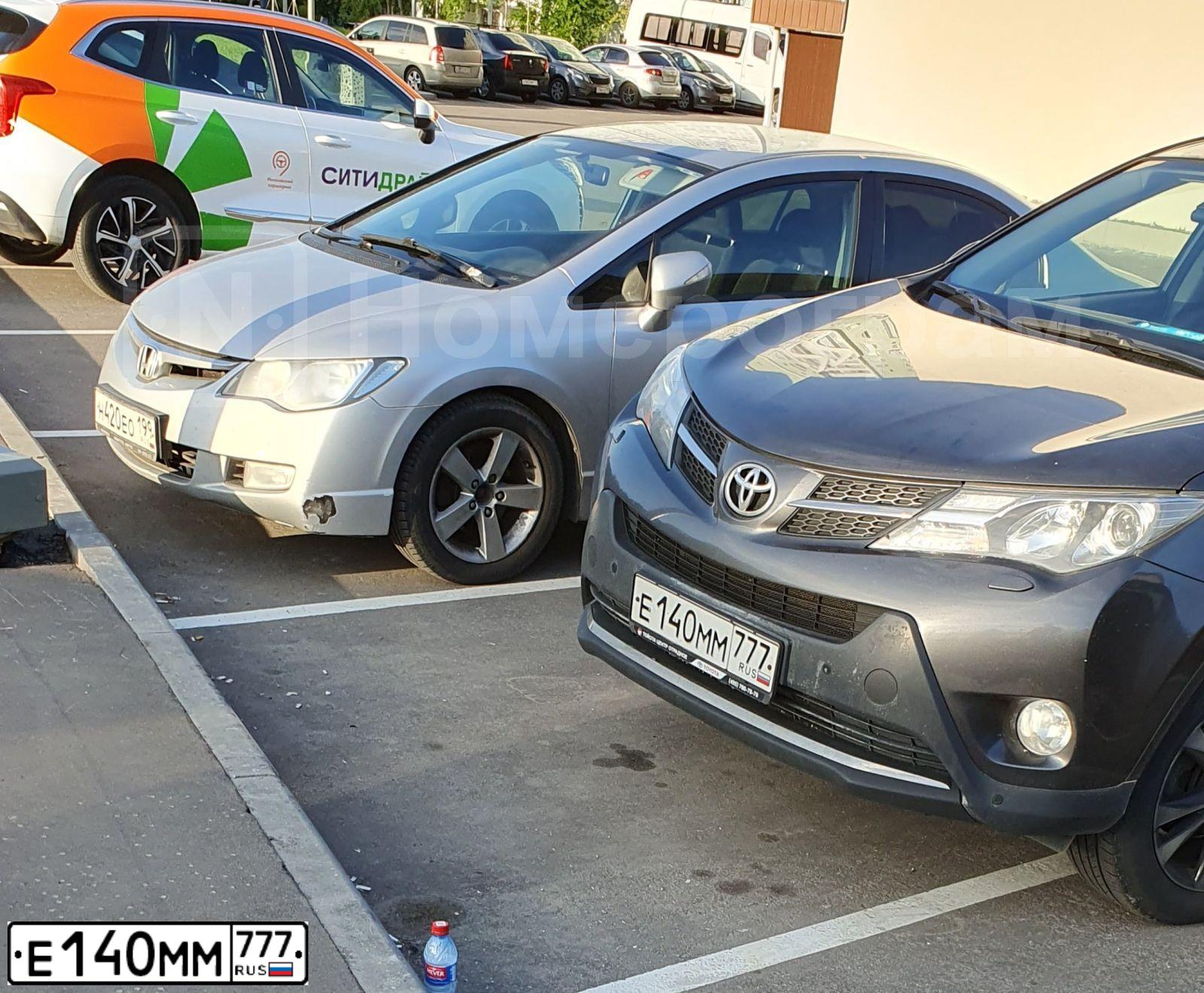 Фото автомобиля TOYOTA RAV4, 2014 — госномер Е140ММ777. Цвет: СЕРЫЙ