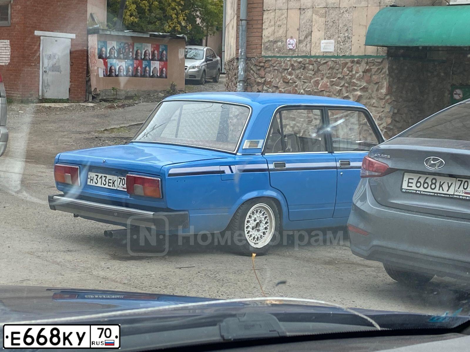 Фото автомобиля HYUNDAI SOLARIS, 2017 — госномер Е668КУ70. Цвет: СЕРЫЙ