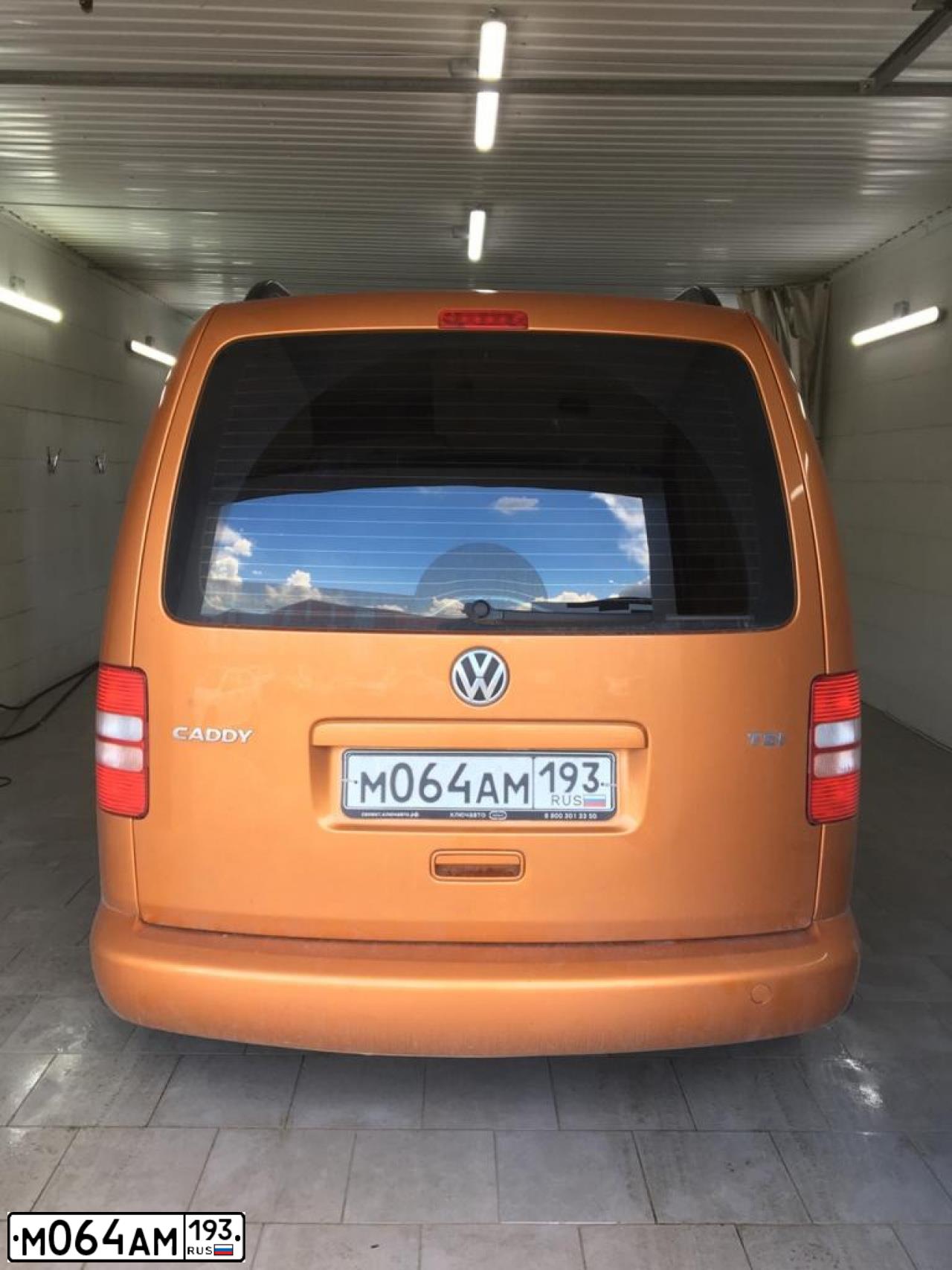 Фото автомобиля VOLKSWAGEN CADDY, 2014 — госномер М064АМ193. Цвет: Оранжевый