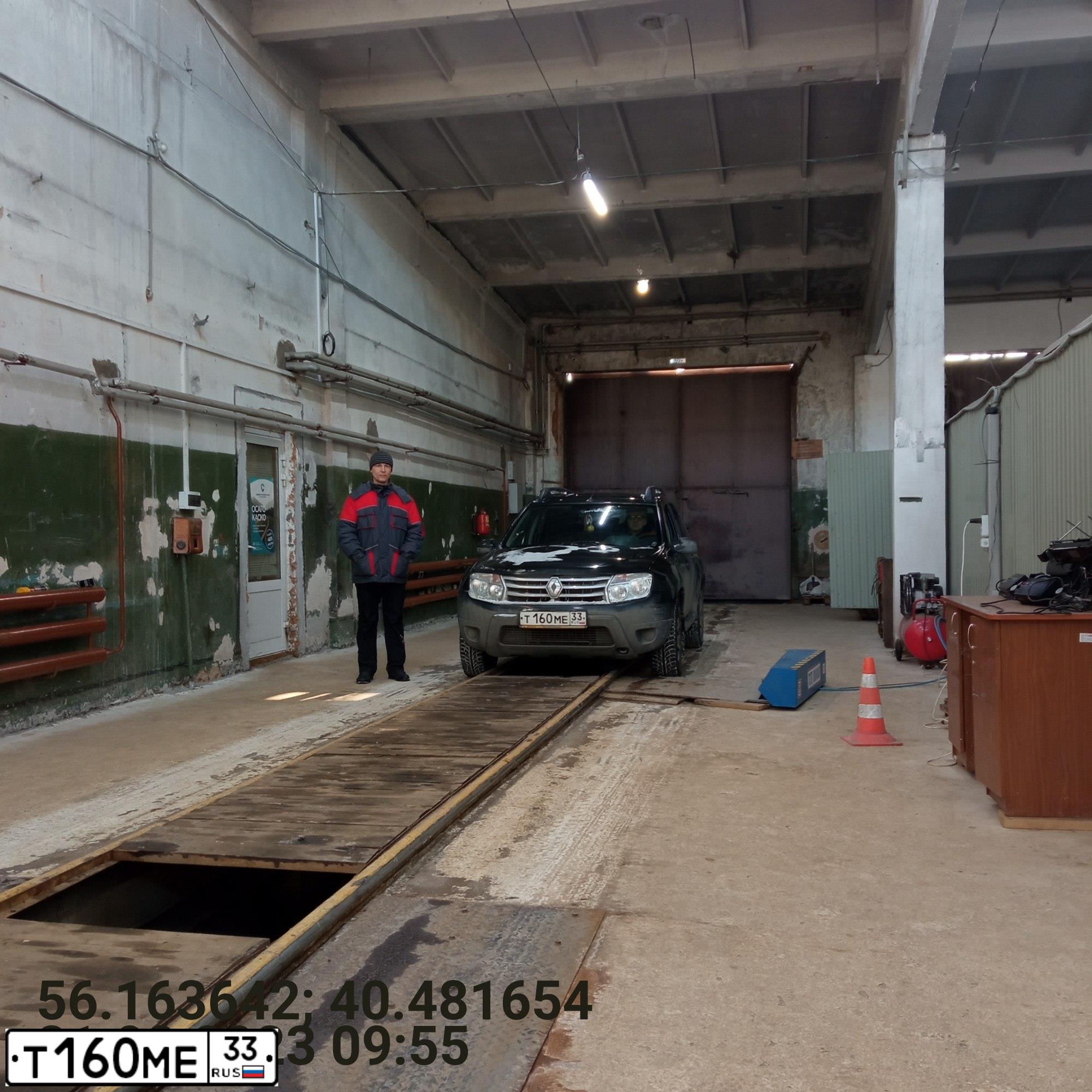 Фото автомобиля RENAULT DUSTER, 2013 — госномер Т143УМ33. Цвет: ЧЕРНЫЙ