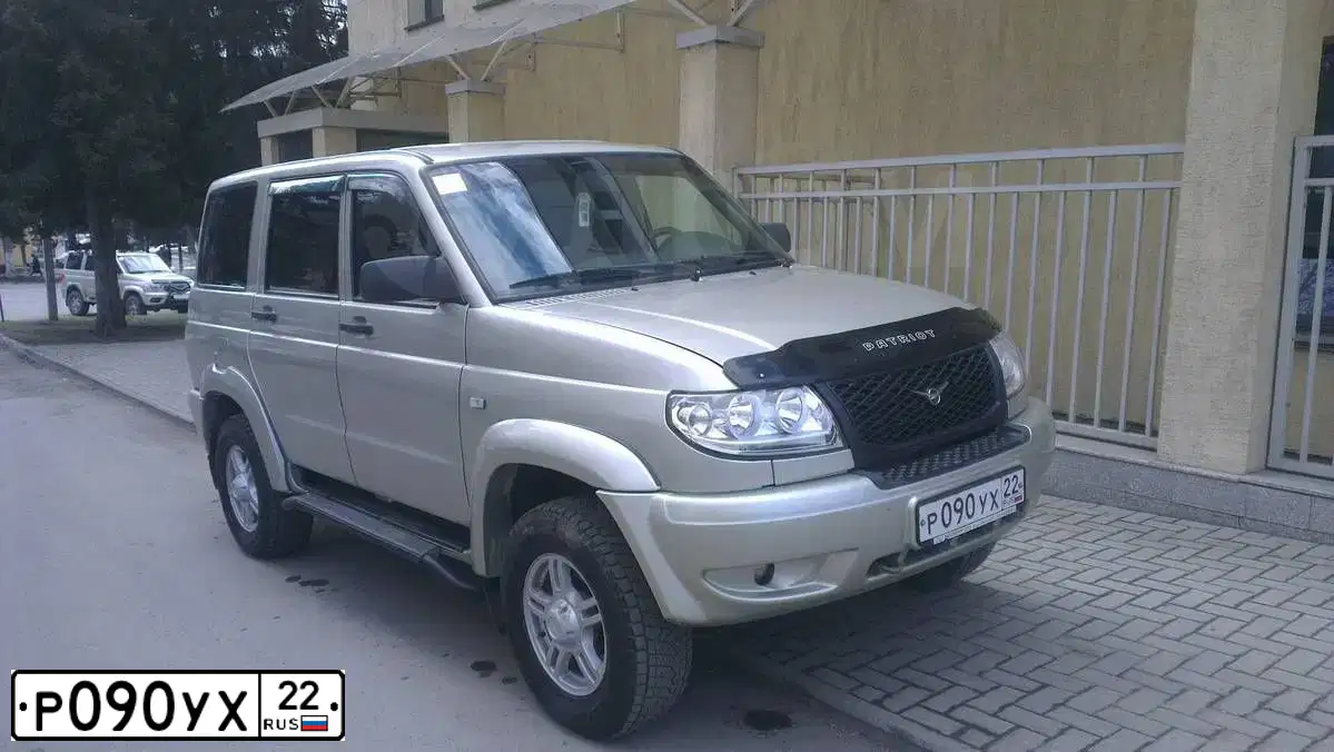 Фото автомобиля UAZ 3163 PATRIOT, 2013 — госномер Р090УХ22. Цвет: СЕРЕБРИСТО-ЖЕЛТЫЙ МЕТАЛЛИК 