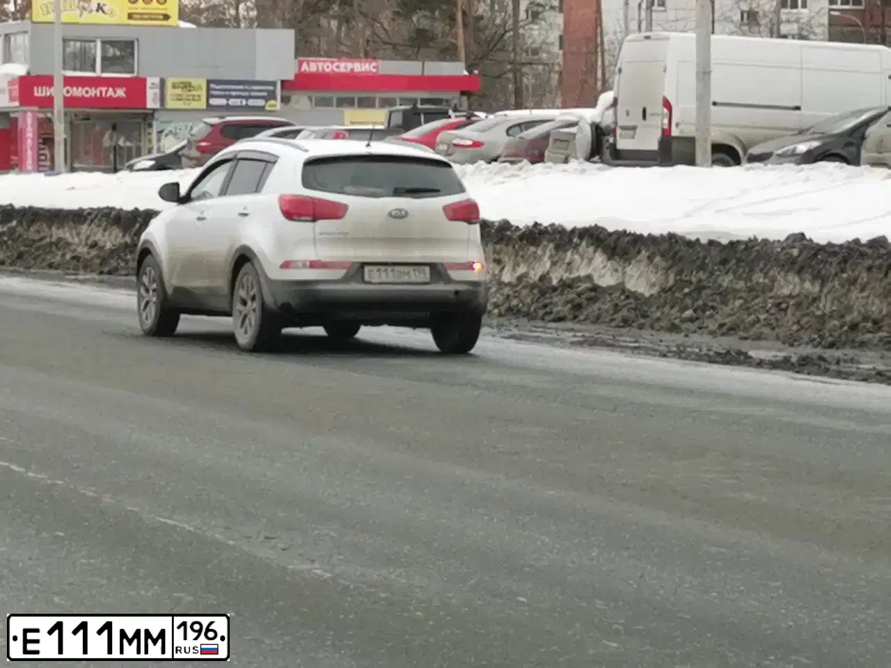 Фото автомобиля TOYOTA LANDCRUISER 200, 2015 — госномер Е444НВ196. Цвет: СВЕТЛО-СЕРЫЙ