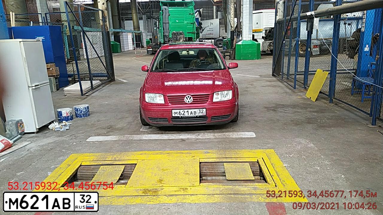 Фото автомобиля VOLKSWAGEN BORA, 2000 — госномер О628СС71. Цвет: Красный