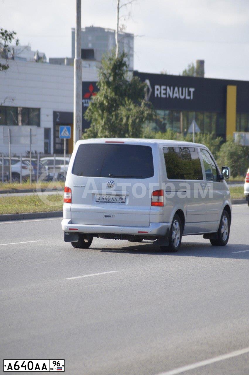 Фото автомобиля VOLKSWAGEN MULTIVAN, 2006 — госномер А640АА96. Цвет: СВЕТЛО-СЕРЫЙ