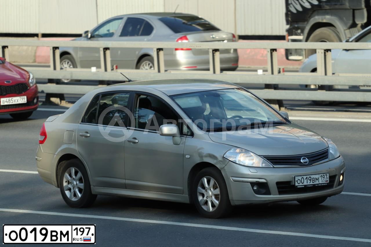Фото автомобиля NISSAN TIIDA, 2010 — госномер О019ВМ197. Цвет: БЕЖЕВЫЙ