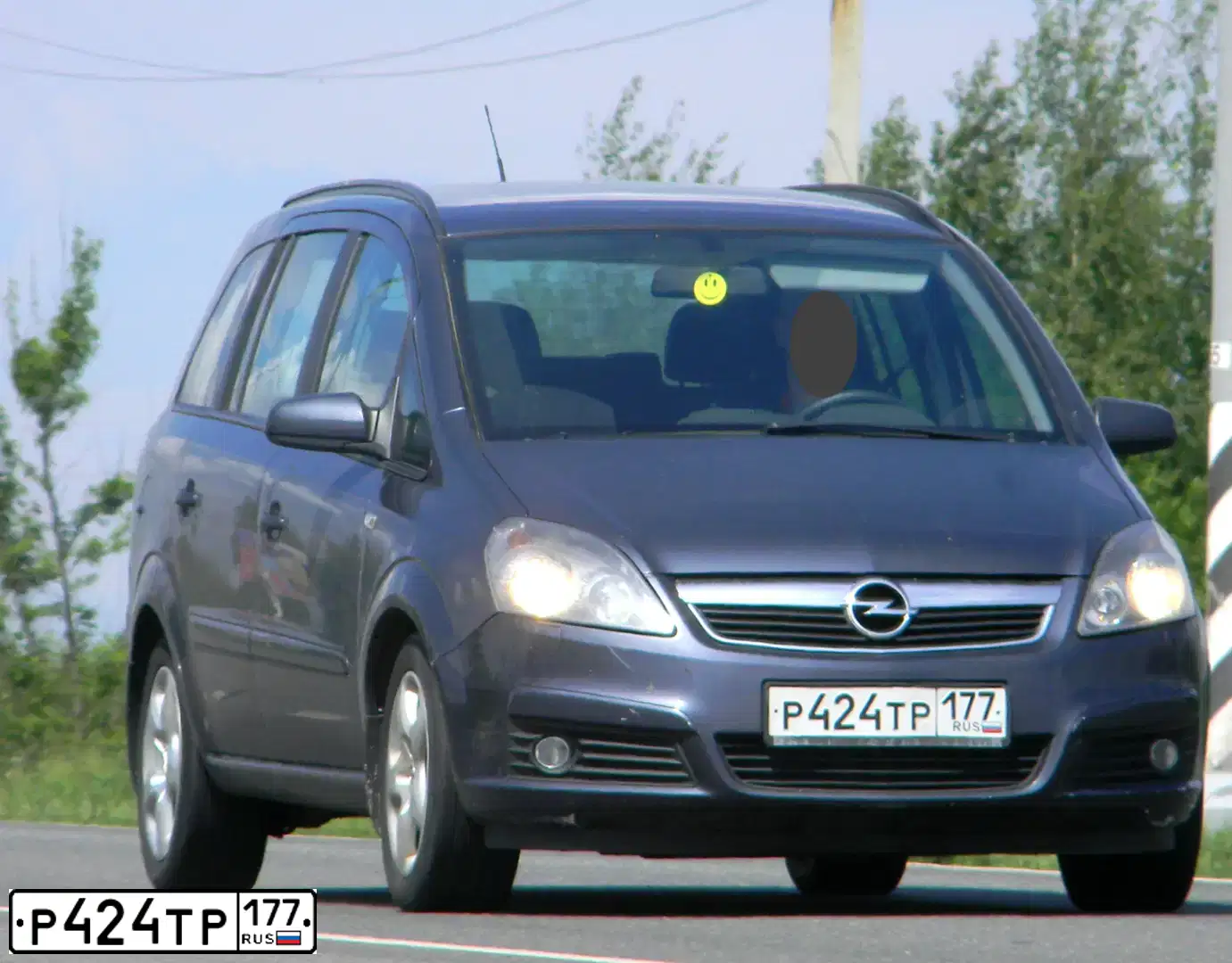 Фото автомобиля VOLKSWAGEN PASSAT, 2003 — госномер Р427ТР177. Цвет: СИНИЙ