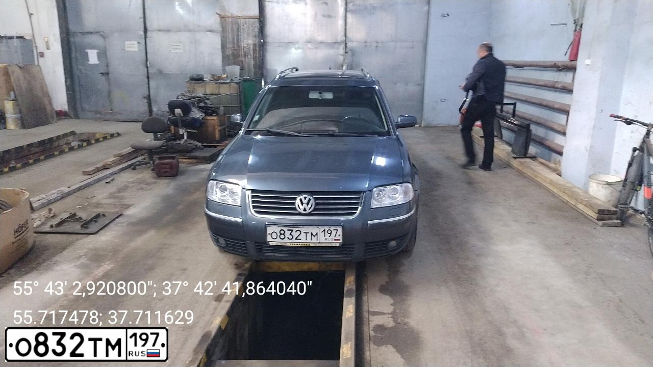 Фото автомобиля VOLKSWAGEN PASSAT, 2002 — госномер О186ТХ790. Цвет: Серый