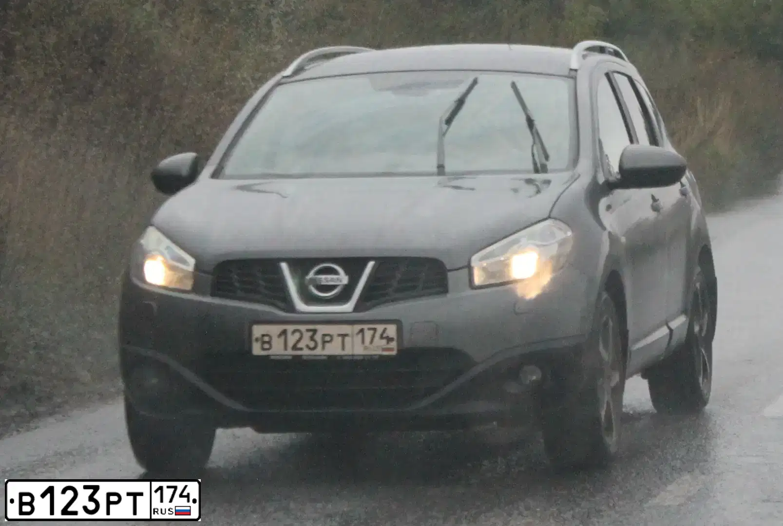 Фото автомобиля NISSAN QASHQAI, 2012 — госномер В123РТ174. Цвет: БЕЛЫЙ
