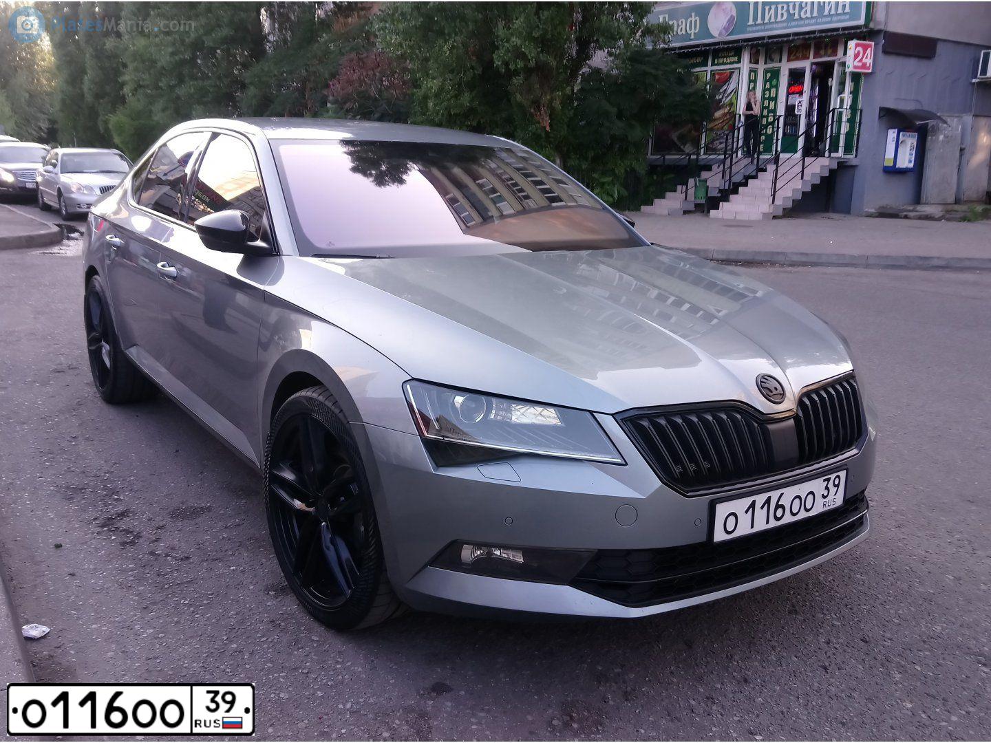 Фото автомобиля SKODA SUPERB, 2018 — госномер О116ОО39. Цвет: СЕРЫЙ