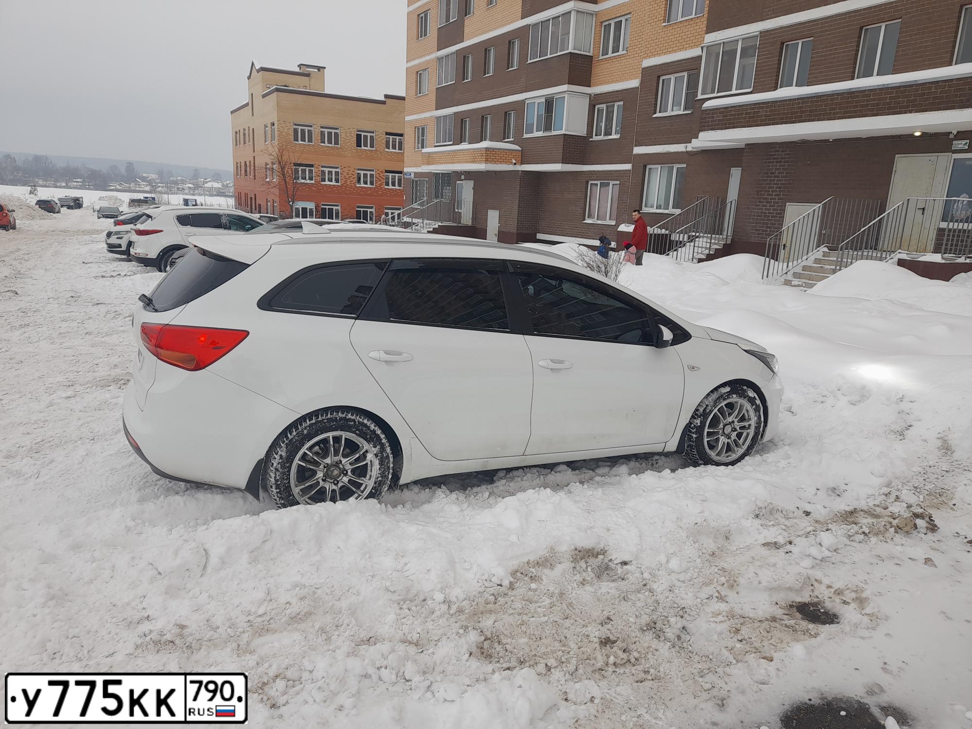 Фото автомобиля KIA CEE'D, 2018 — госномер У775КК790. Цвет: БЕЛЫЙ