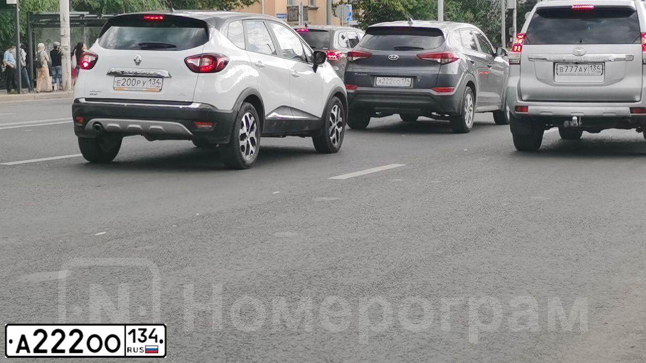Фото автомобиля HYUNDAI GRAND STAREX, 2013 — госномер А222ОО134. Цвет: БЕЛЫЙ