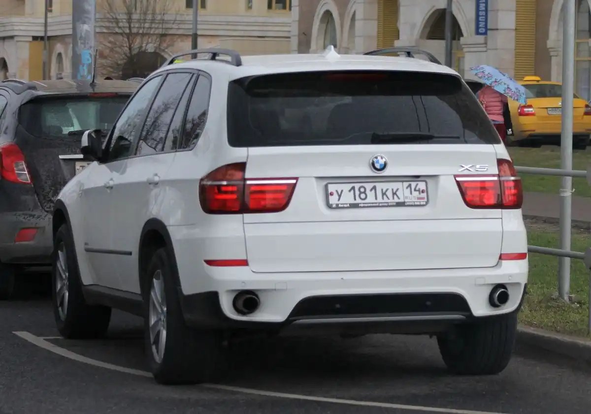 Фото автомобиля BMW X5, 2012 — госномер У940ЕХ550. Цвет: Белый