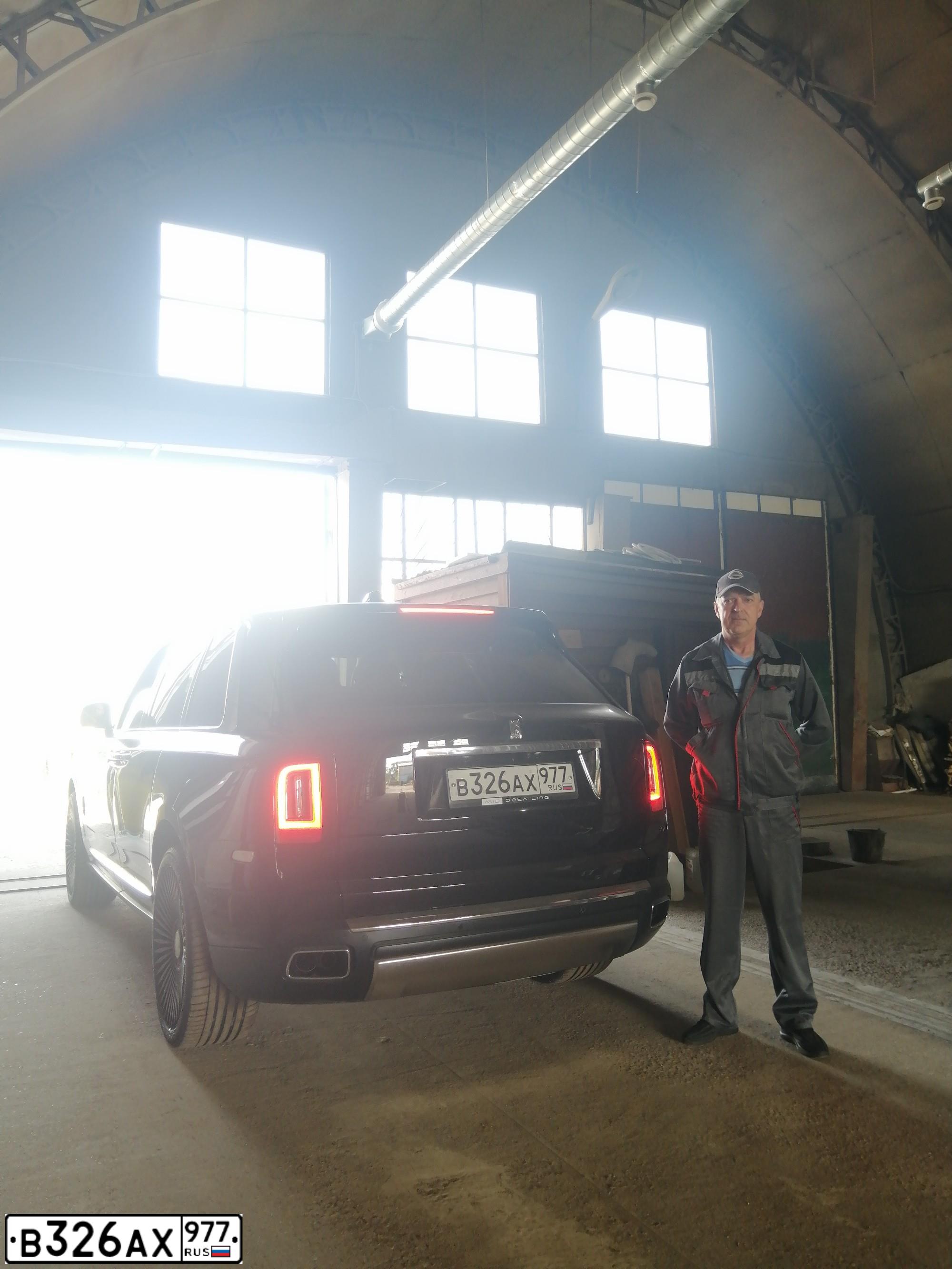 Фото автомобиля ROLLS ROYCE ROLLS-ROYCE CULLINAN, 2020 — госномер В326АХ977. Цвет: ЧЕРНЫЙ