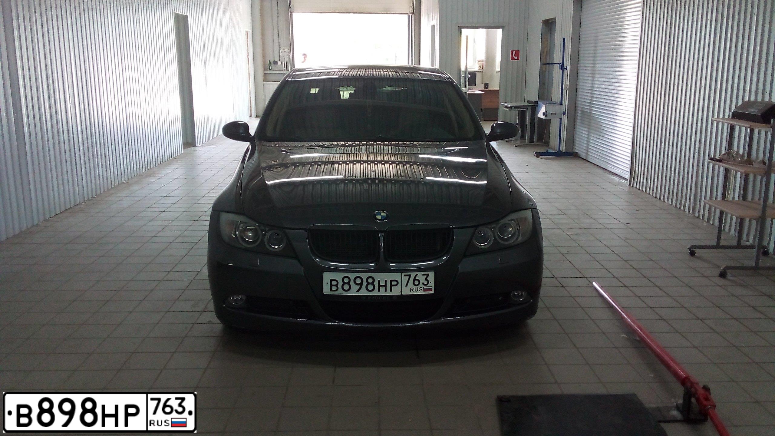 Фото автомобиля BMW 330I, 2005 — госномер М042СО763. Цвет: СЕРЫЙ