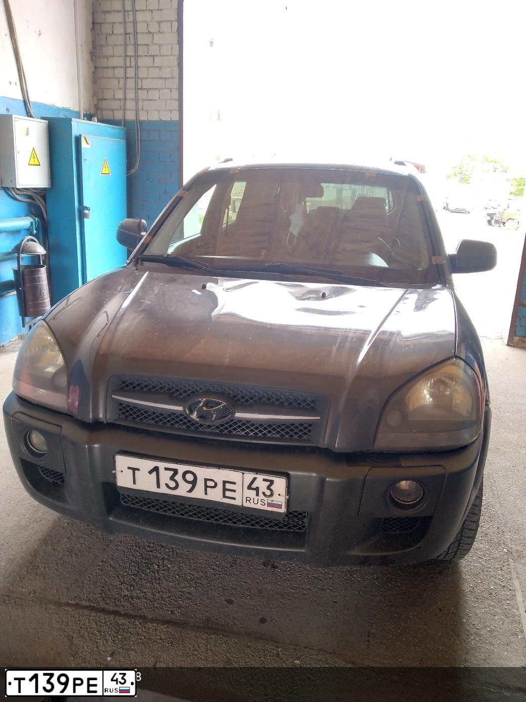 Фото автомобиля HYUNDAI TUCSON, 2006 — госномер Т139РЕ43. Цвет: ТЕМНО-СЕРЫЙ