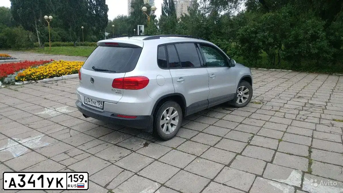 Фото автомобиля VOLKSWAGEN TIGUAN, 2011 — госномер К303МС18. Цвет: СЕРЕБРИСТЫЙ