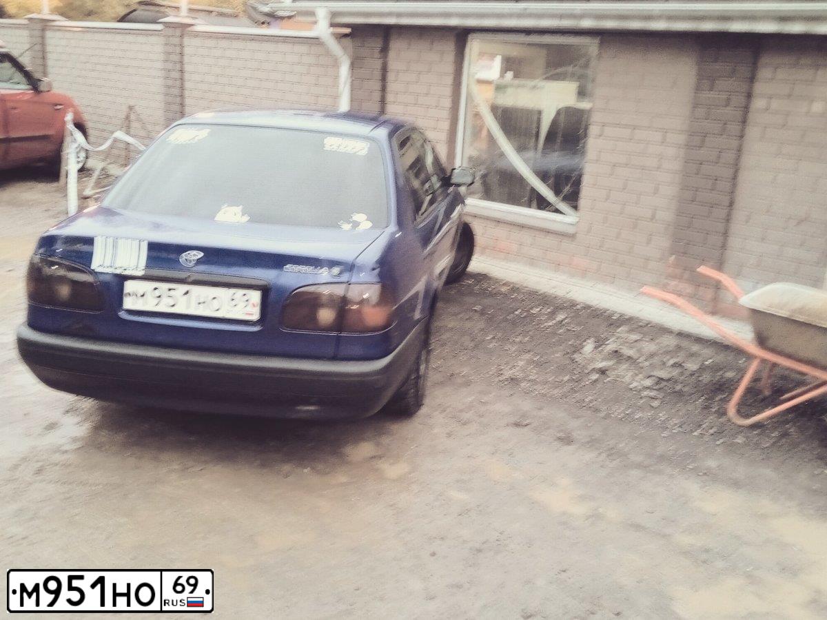 Фото автомобиля TOYOTA COROLLA, 1998 — госномер М951НО69. Цвет: синий