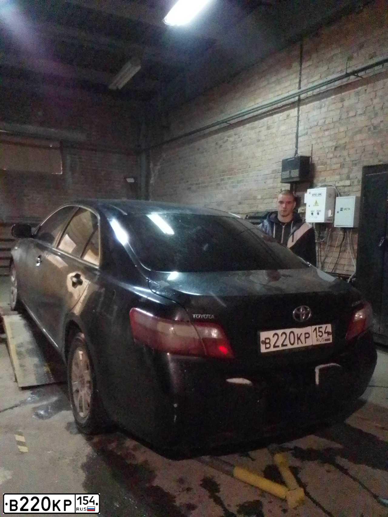 Фото автомобиля TOYOTA CAMRY, 2007 — госномер В220КР154. Цвет: ЧЕРНЫЙ