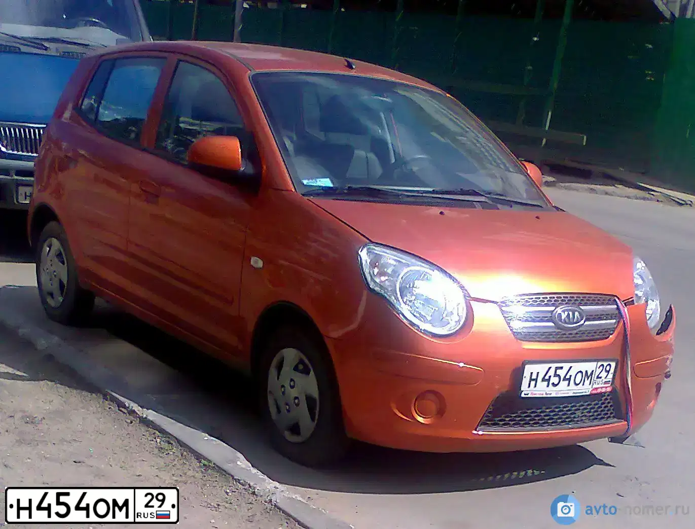 Фото автомобиля KIA PICANTO / MORNING, 2009 — госномер О074КР29. Цвет: ОРАНЖЕВЫЙ