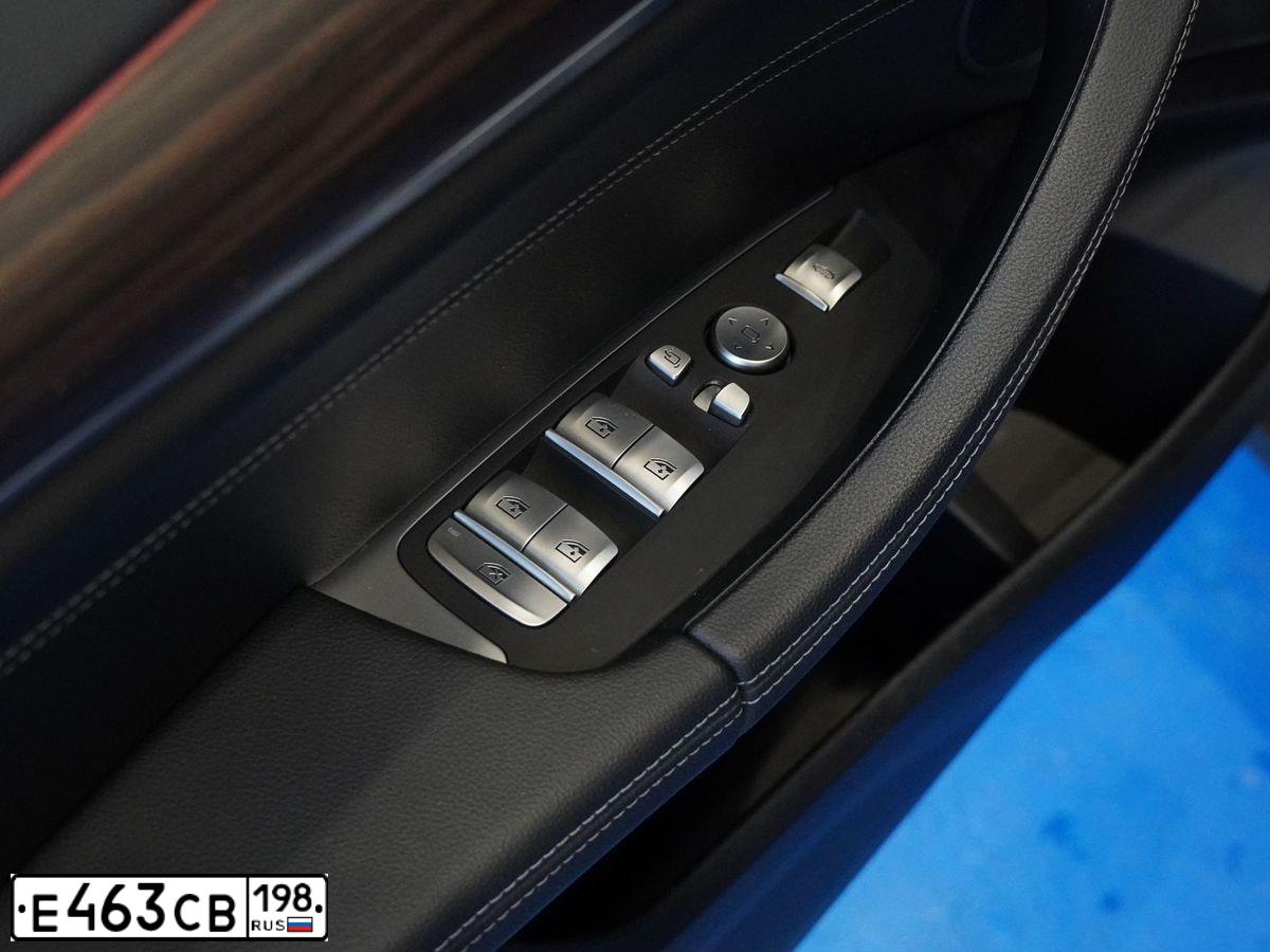 Фото автомобиля BMW X3, 2019 — госномер Е006РО98. Цвет: синий