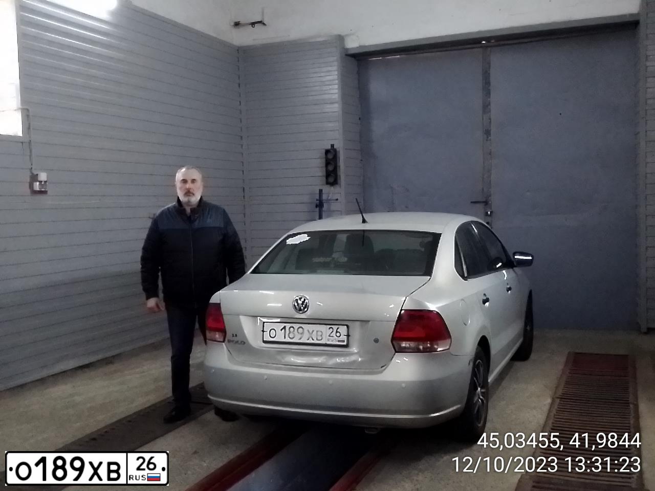 Фото автомобиля VOLKSWAGEN POLO, 2013 — госномер О189ХВ26. Цвет: СЕРЕБРИСТО-ЖЕЛТЫЙ