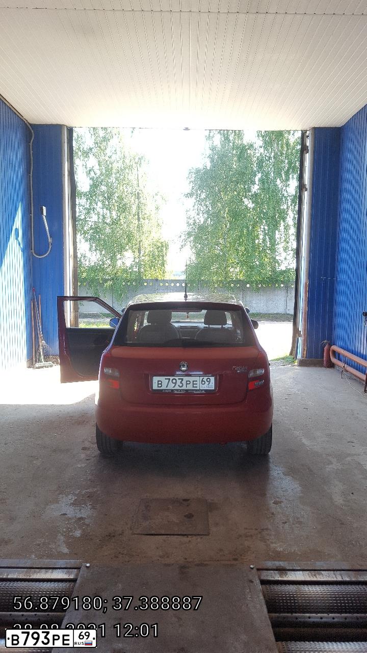 Фото автомобиля SKODA FABIA, 2010 — госномер В793РЕ69. Цвет: Красный