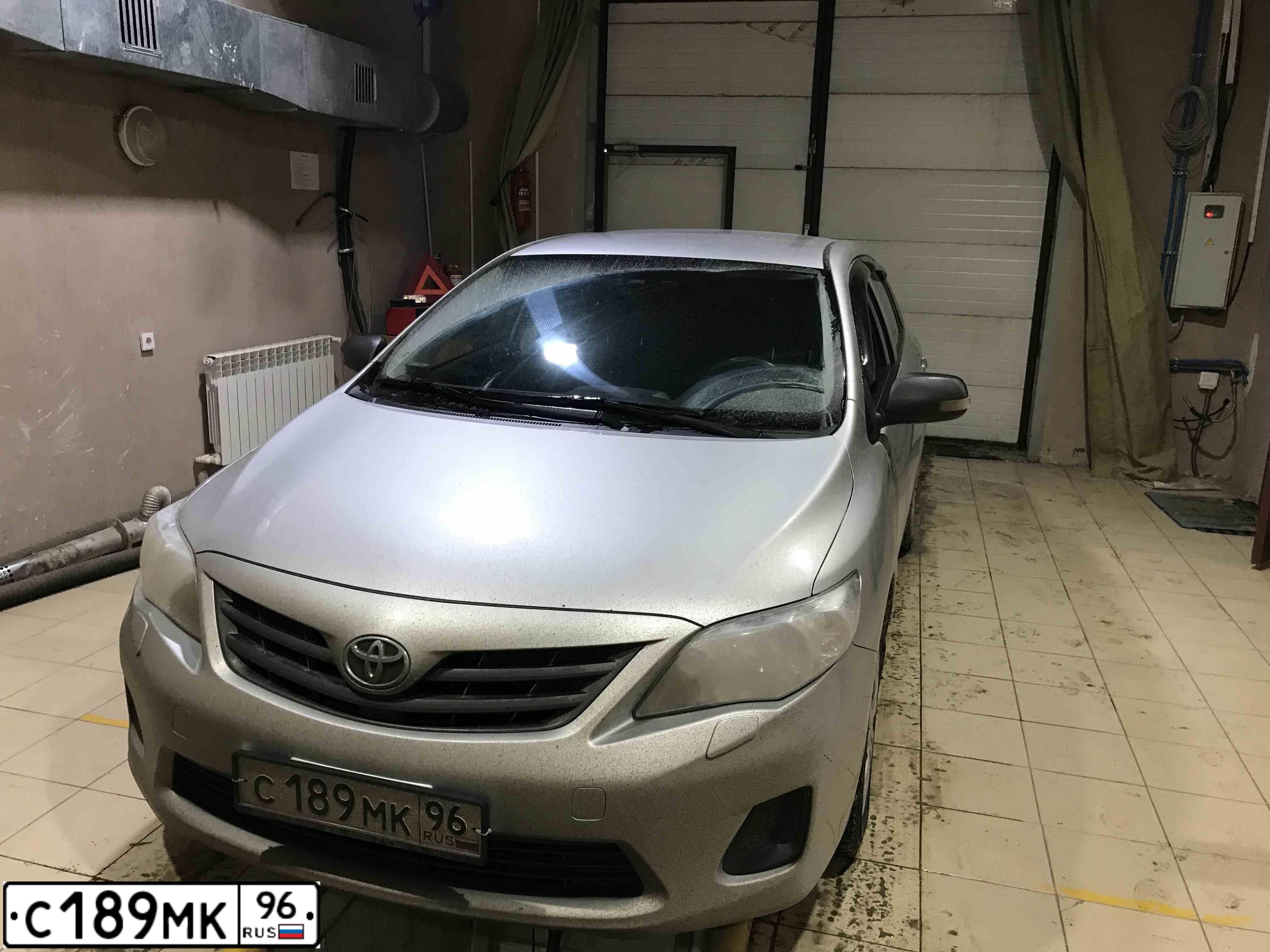 Фото автомобиля TOYOTA COROLLA, 2010 — госномер Р624ОЕ196. Цвет: СВЕТЛО-СЕРЫЙ
