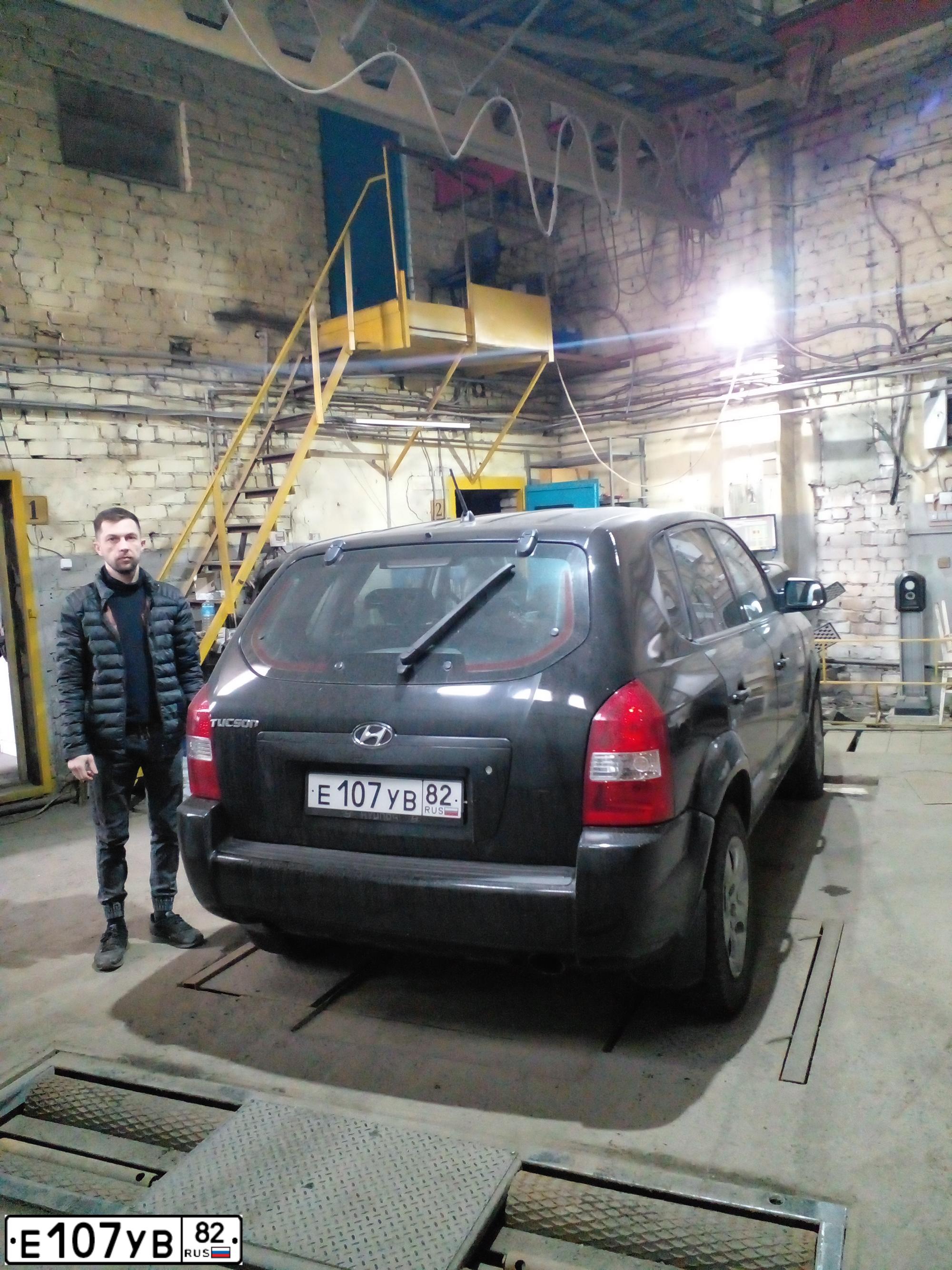 Фото автомобиля HYUNDAI TUCSON, 2004 — госномер Е107УВ82. Цвет: ЧЕРНЫЙ