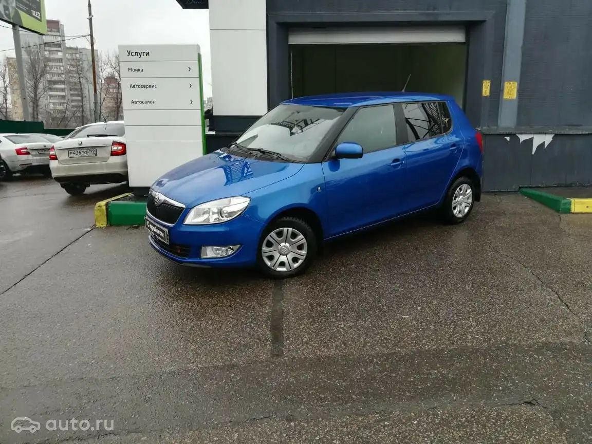 Фото автомобиля SKODA RAPID, 2018 — госномер Е436ЕО799. Цвет: БЕЛЫЙ