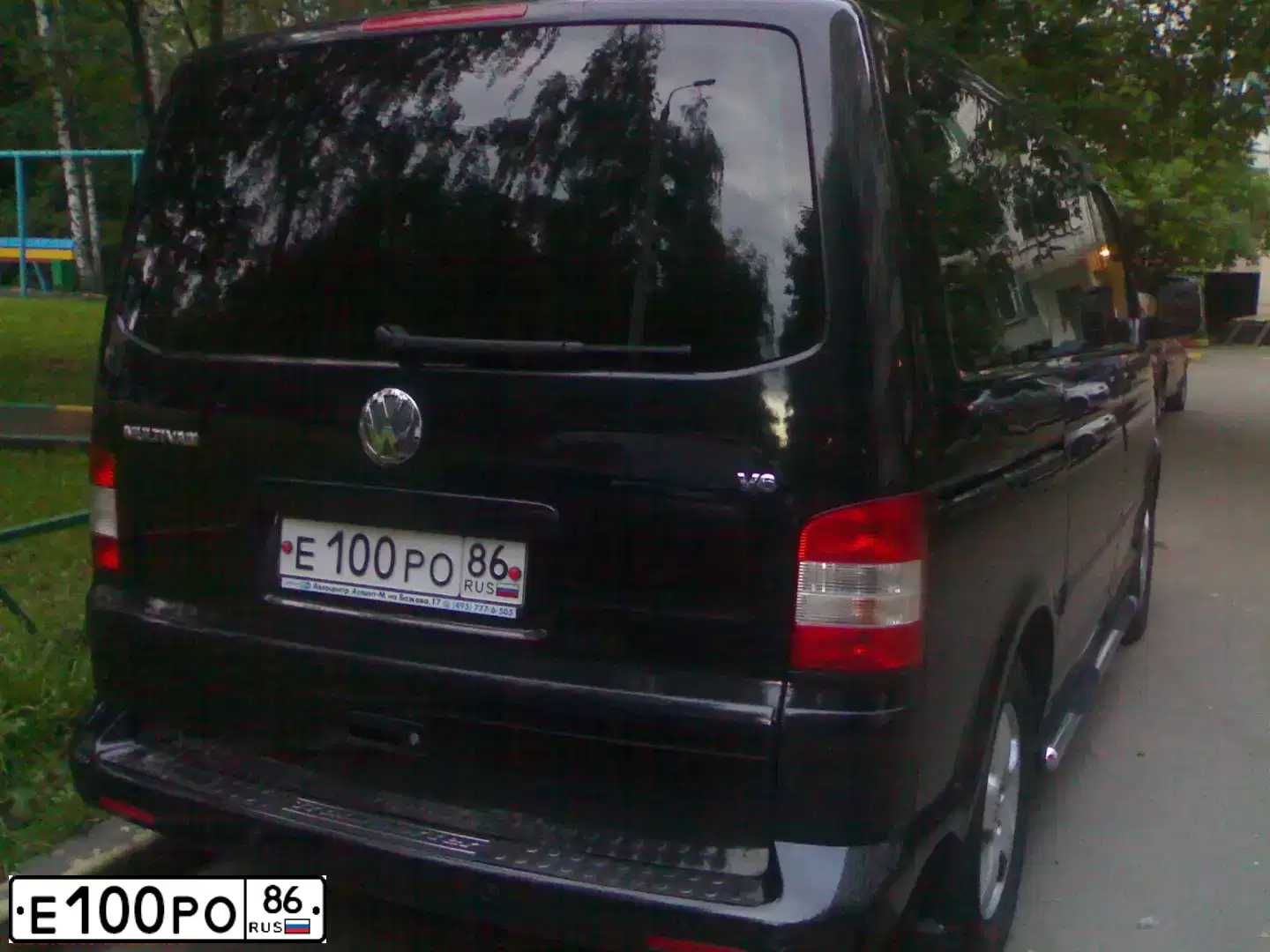 Фото автомобиля VOLKSWAGEN MULTIVAN, 2006 — госномер Е100РО86. Цвет: ЧЕРНЫЙ