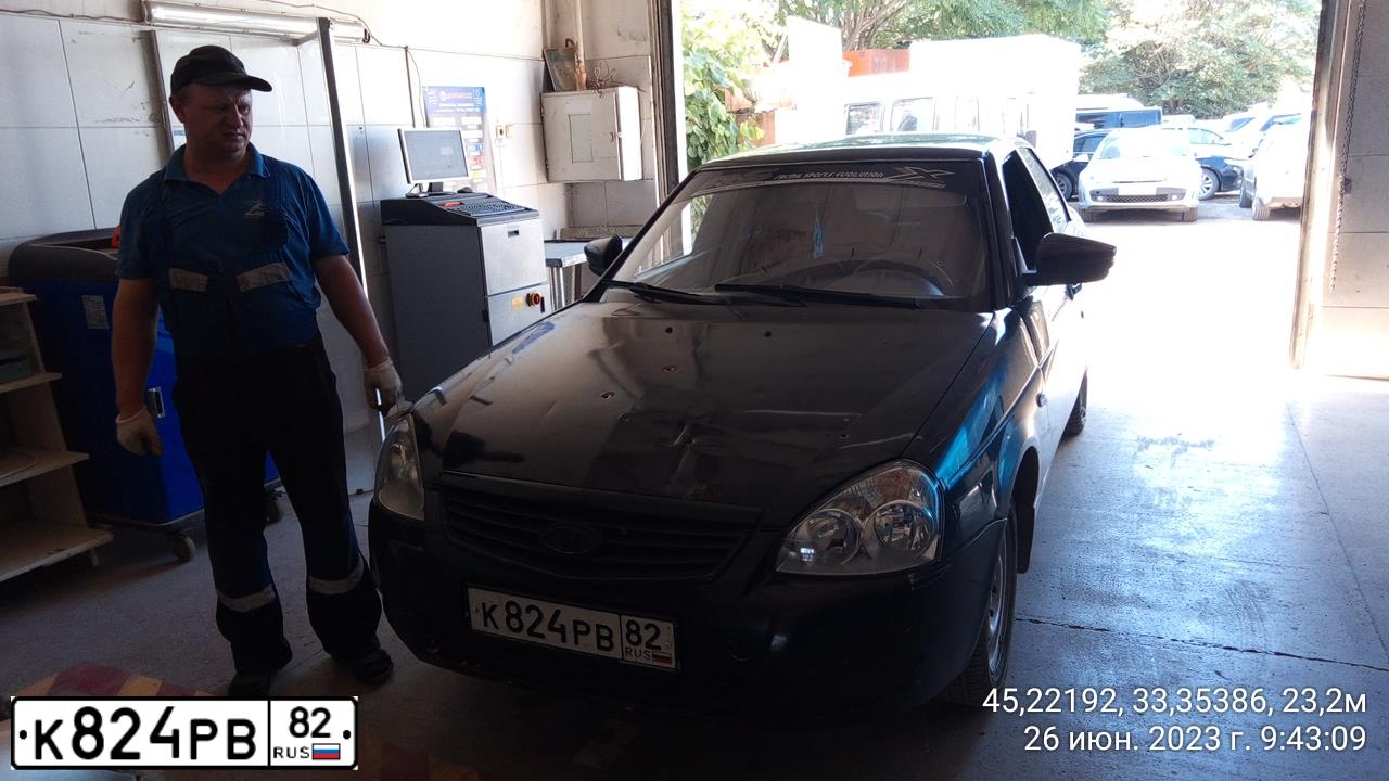 Фото автомобиля LADA 2170 PRIORA, 2010 — госномер К824РВ82. Цвет: Сине-Черный