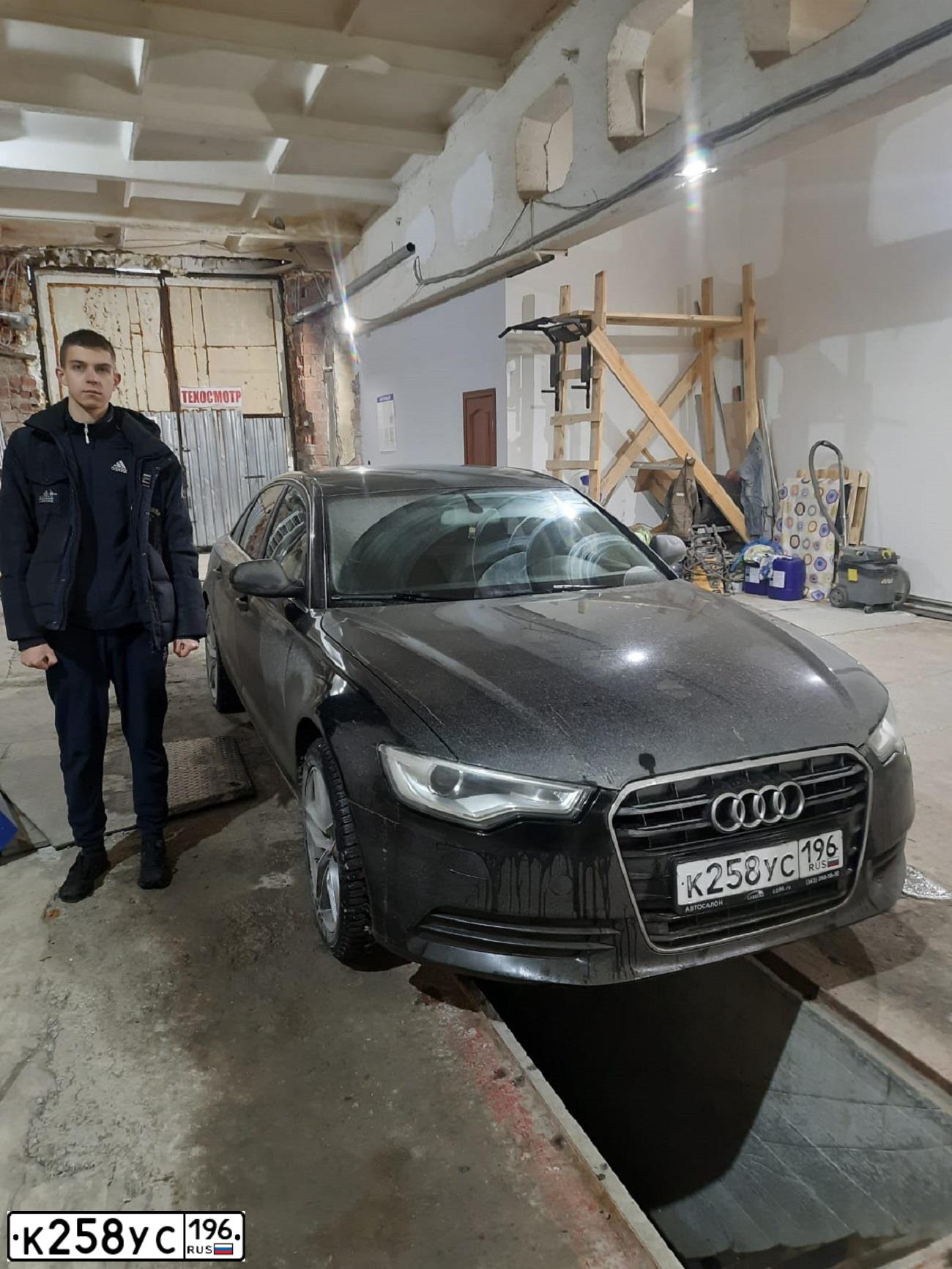 Фото автомобиля AUDI A6, 2012 — госномер Т323КК196. Цвет: ЧЕРНЫЙ