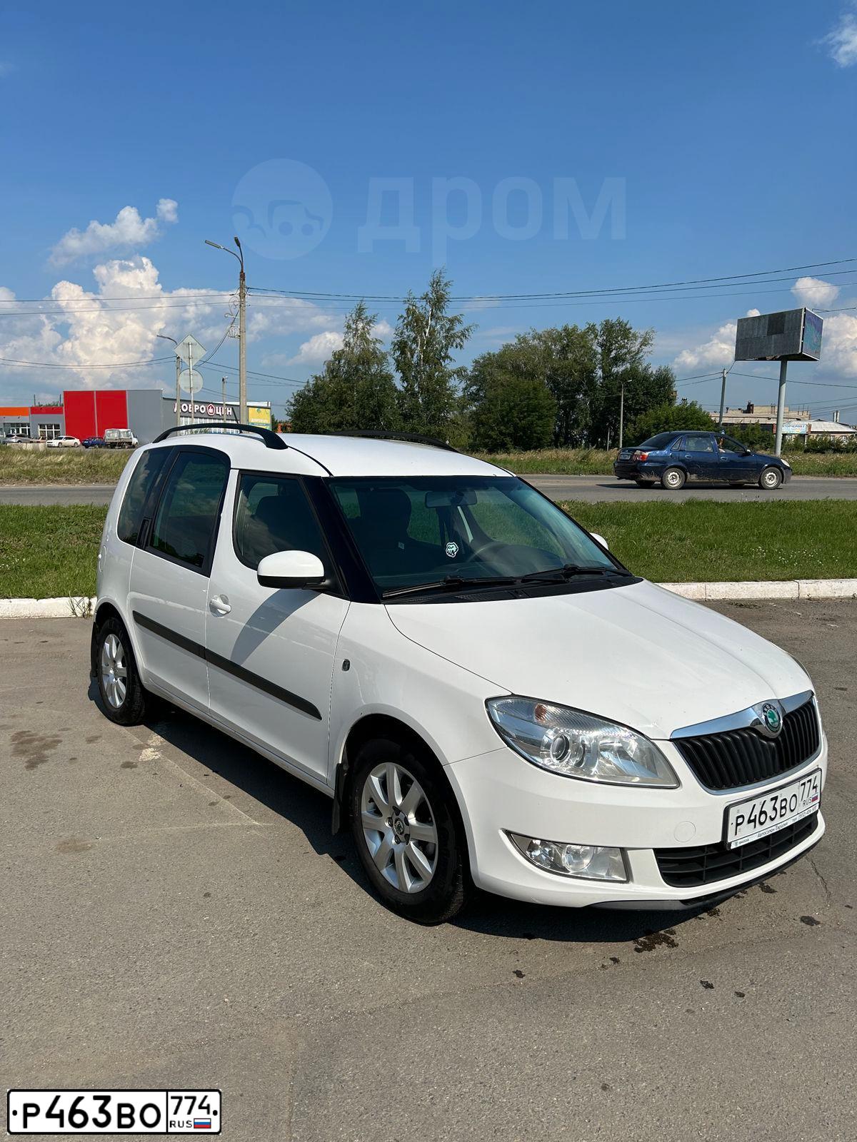 Фото автомобиля SKODA ROOMSTER, 2012 — госномер Р463ВО774. Цвет: Белый