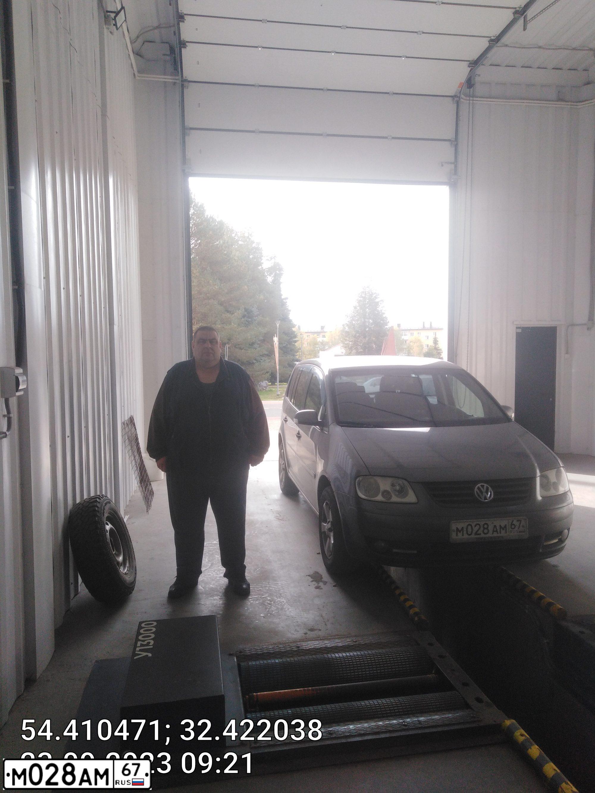Фото автомобиля VOLKSWAGEN TOURAN, 2005 — госномер К134ЕК32. Цвет: Серый