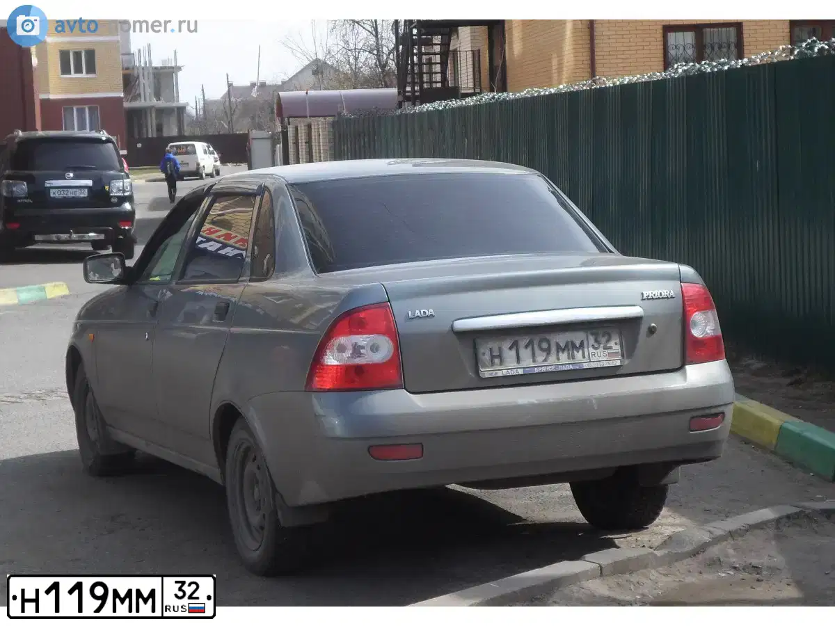 Фото автомобиля LADA 2170 PRIORA, 2009 — госномер Н119ММ32. Цвет: СРЕДНИЙ СЕРО-ЗЕЛЕНЫЙ МЕТ.