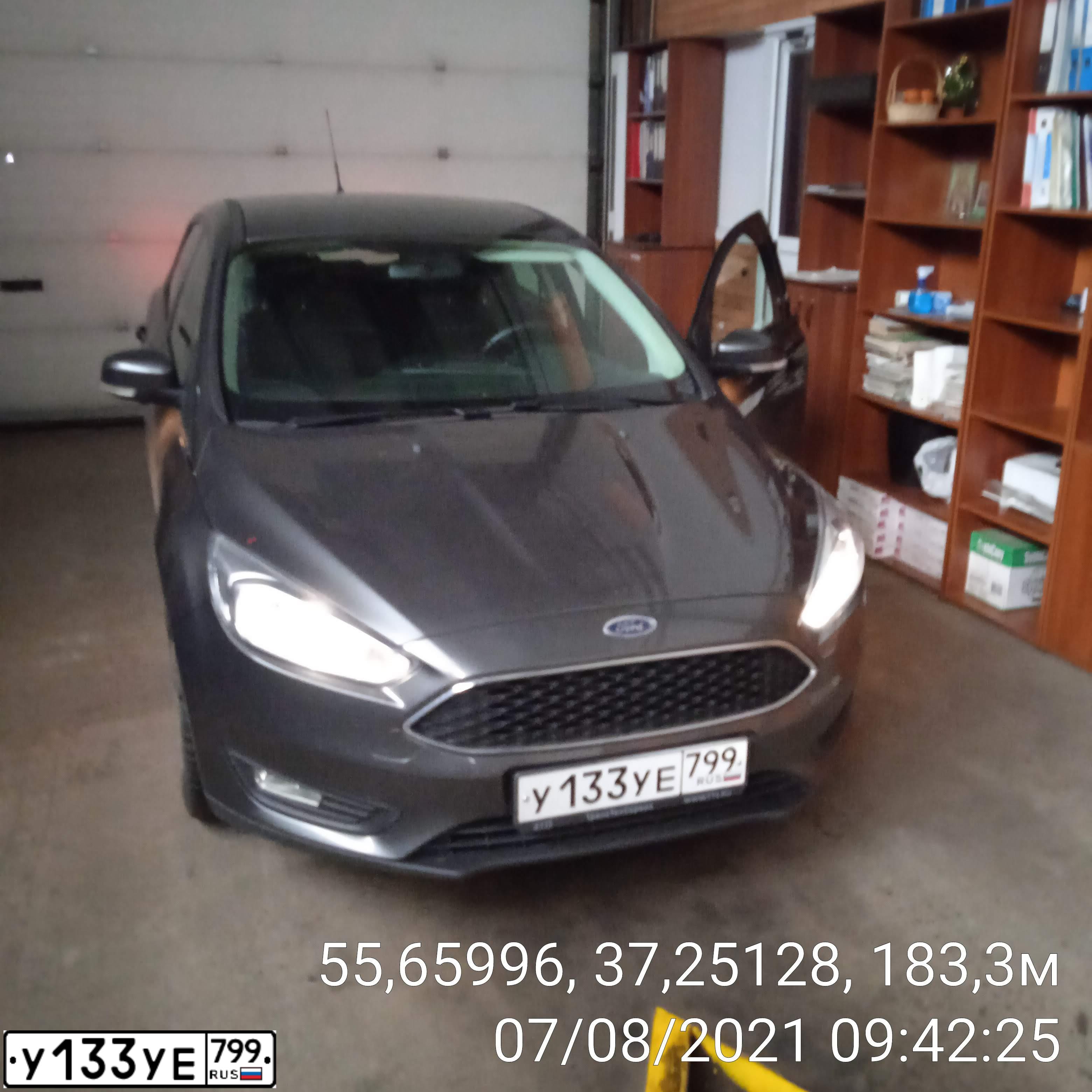 Фото автомобиля FORD FOCUS, 2016 — госномер У133УЕ799. Цвет: СЕРЫЙ