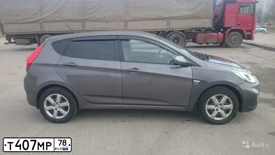 Фото автомобиля HYUNDAI SOLARIS, 2011 — госномер Т407МР78. Цвет: ЧЕРНО-СЕРЫЙ