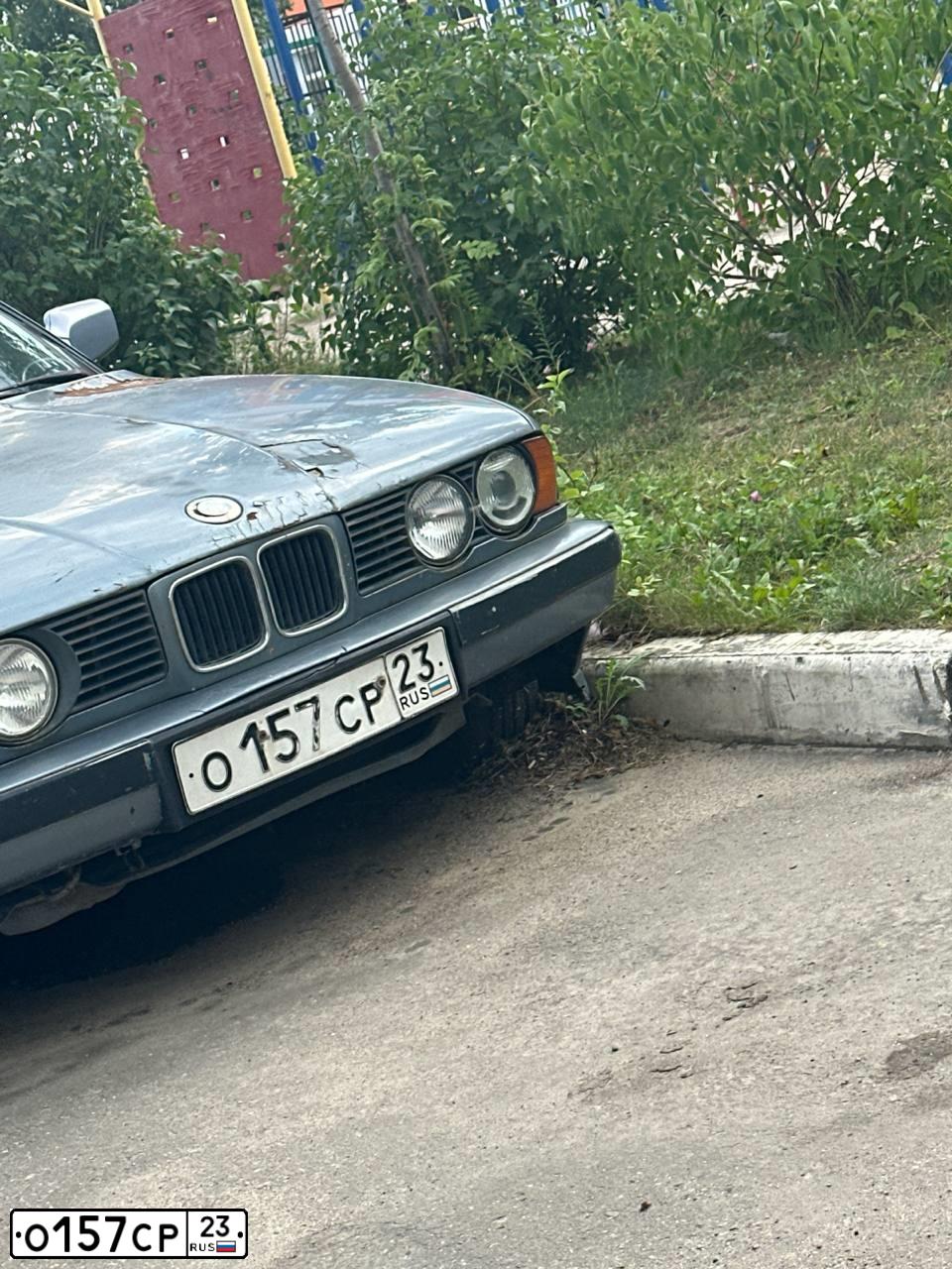 Фото автомобиля BMW SERIE 5, 1988 — госномер О157СР23. Цвет: СИНИЙ