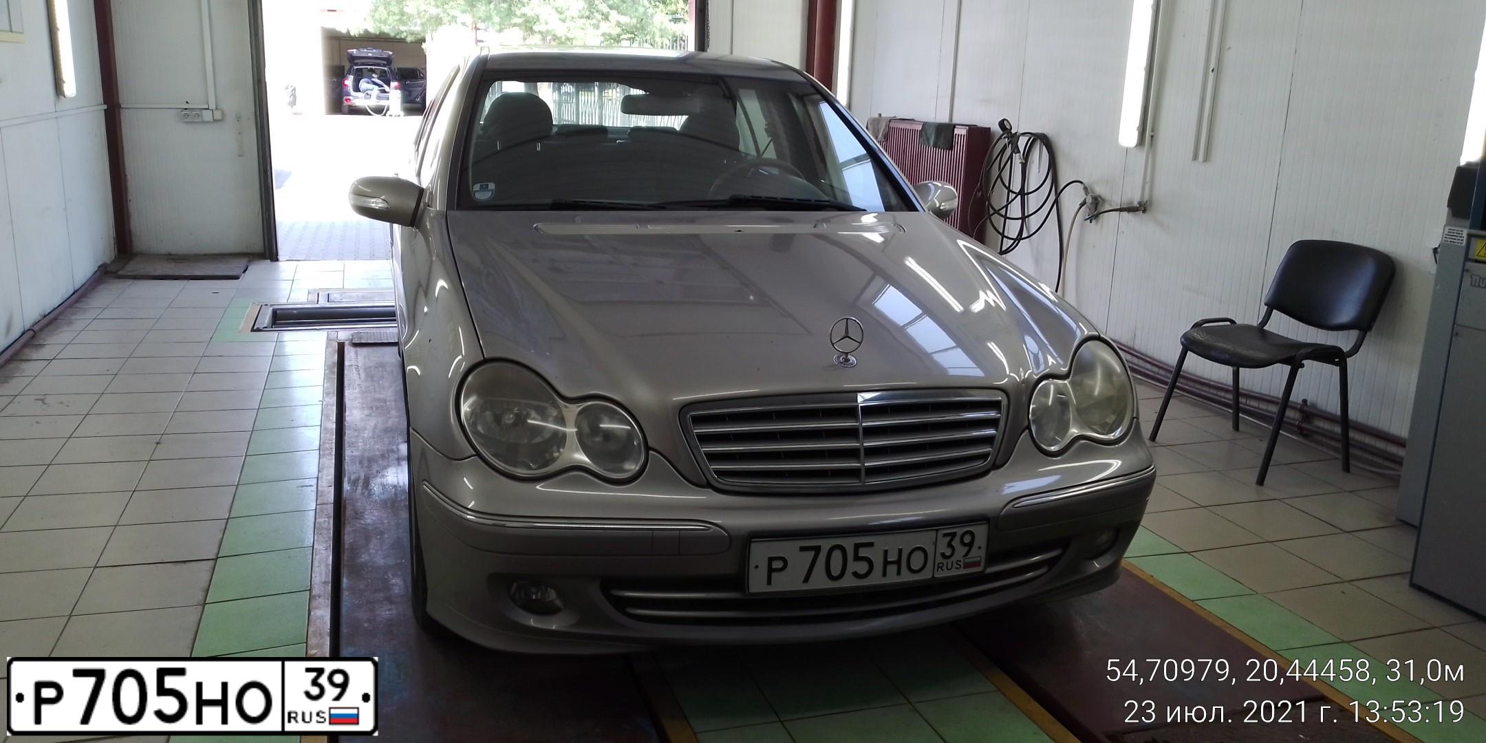Фото автомобиля MERCEDES C-KLASSE, 2004 — госномер О222ОО39. Цвет: СЕРЕБРИСТЫЙ