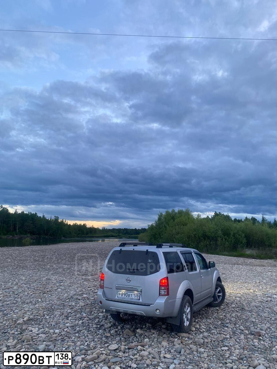 Фото автомобиля NISSAN PATHFINDER, 2008 — госномер Т001СК38. Цвет: СЕРЕБРИСТЫЙ