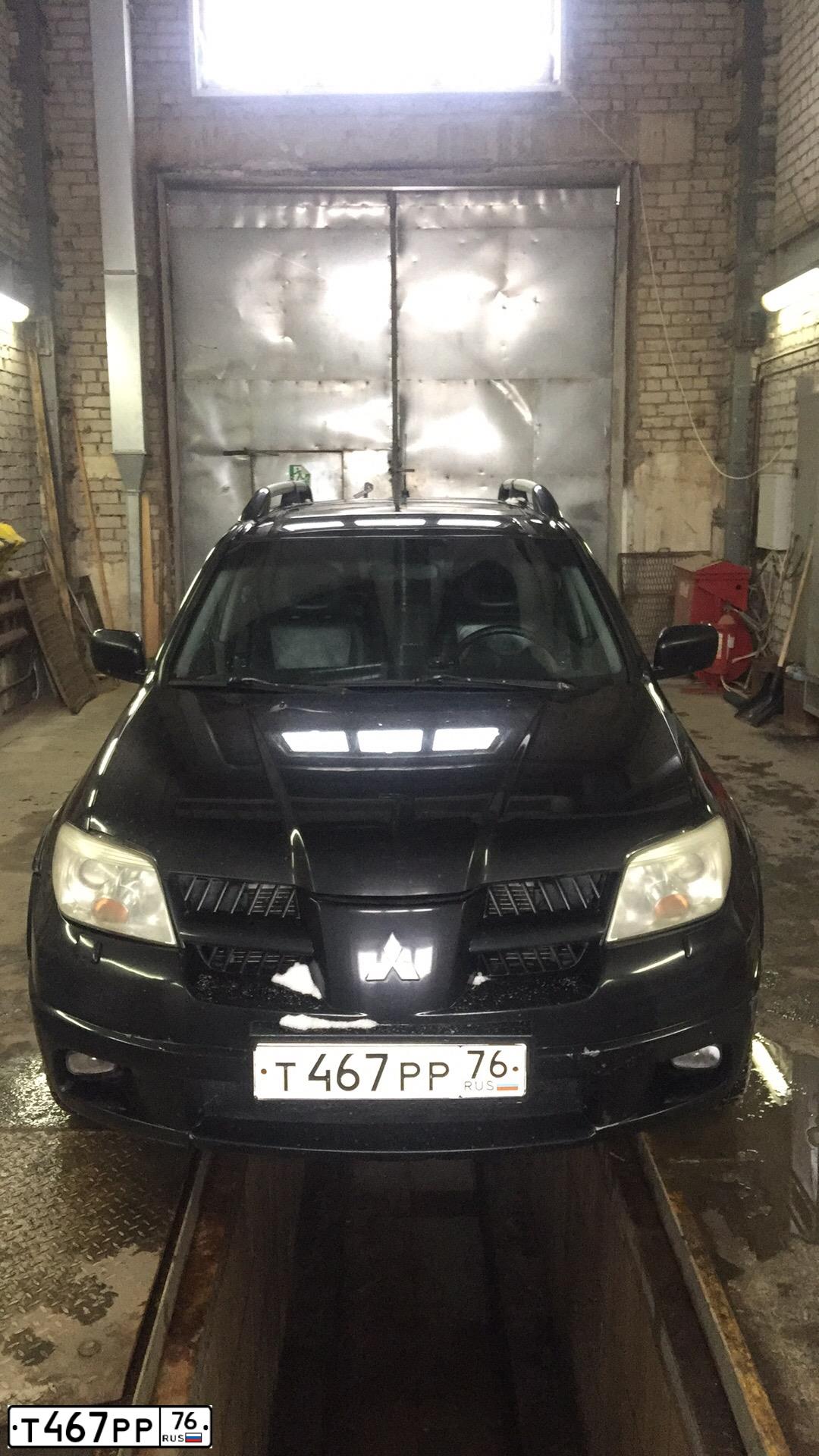 Фото автомобиля MITSUBISHI OUTLANDER, 2006 — госномер Т467РР76. Цвет: ЧЕРНЫЙ