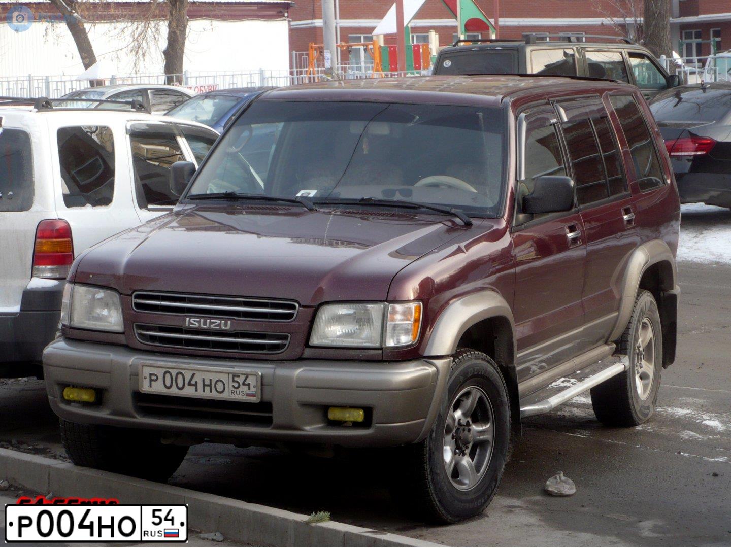 Фото автомобиля ISUZU TROOPER, 2002 — госномер Р004НО54. Цвет: ТЕМНО-КРАСНЫЙ
