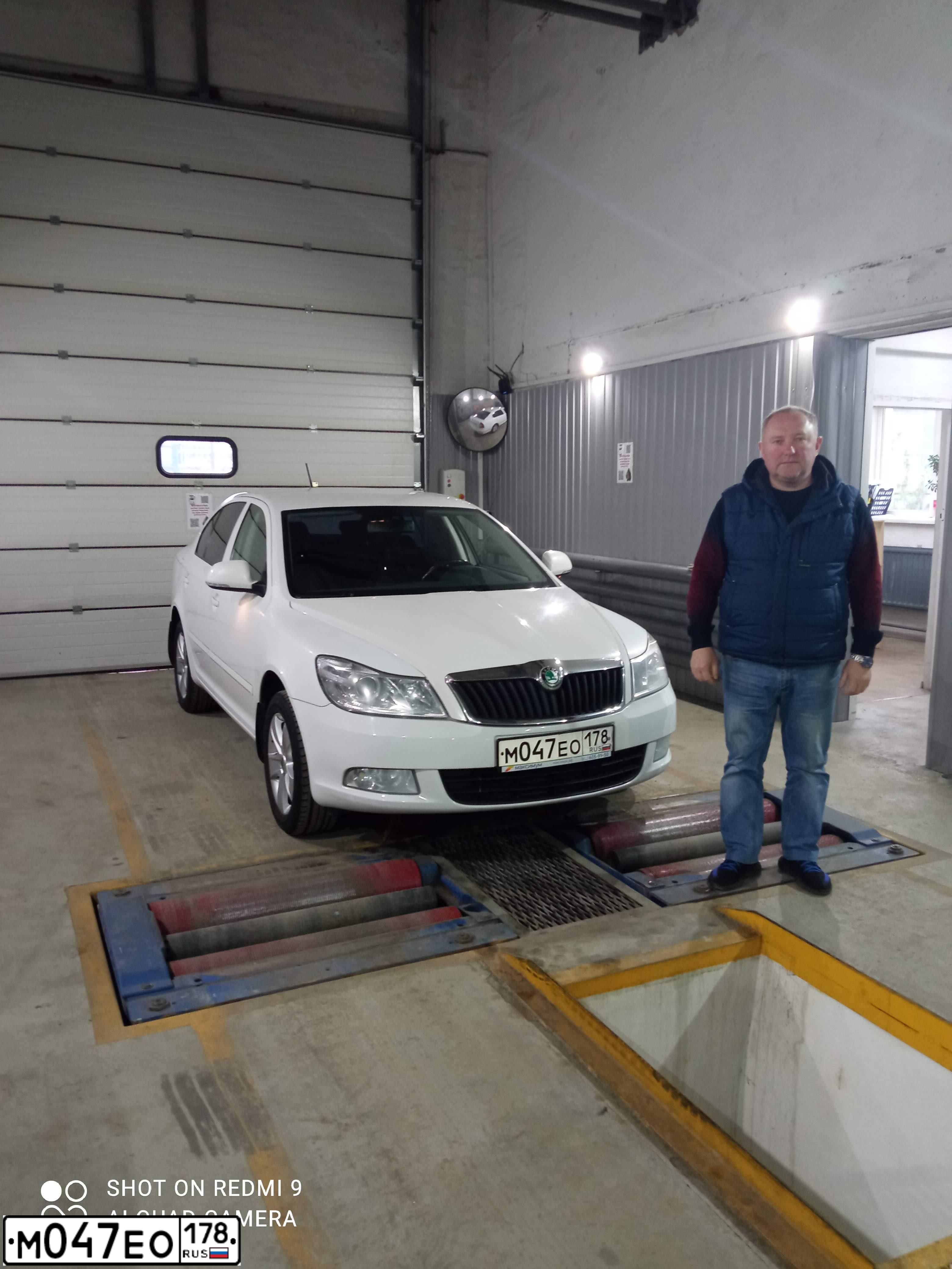 Фото автомобиля SKODA OCTAVIA, 2011 — госномер Т837ТМ198. Цвет: Белый