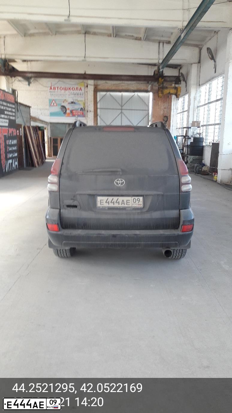 Фото автомобиля TOYOTA LANDCRUISER, 2007 — госномер Е909АТ797. Цвет: ЧЕРНЫЙ