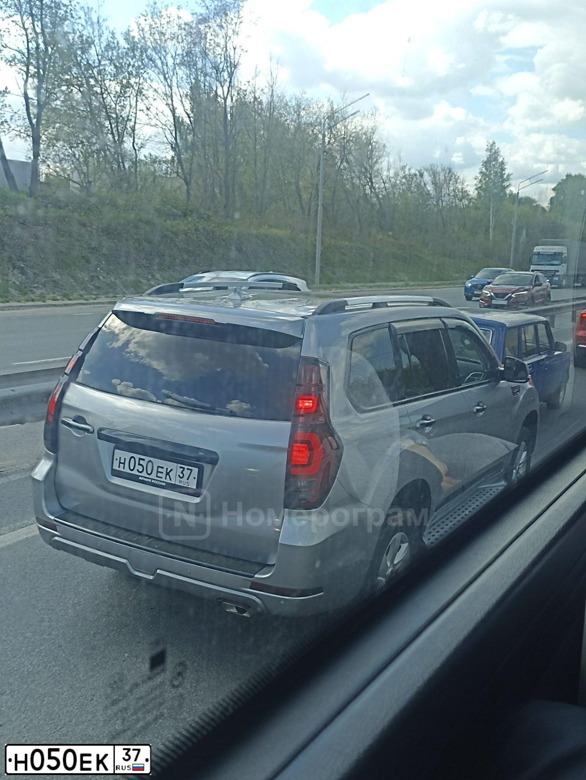 Фото автомобиля TOYOTA LAND CRUISER 200, 2008 — госномер Р588УВ33. Цвет: ЧЕРНЫЙ