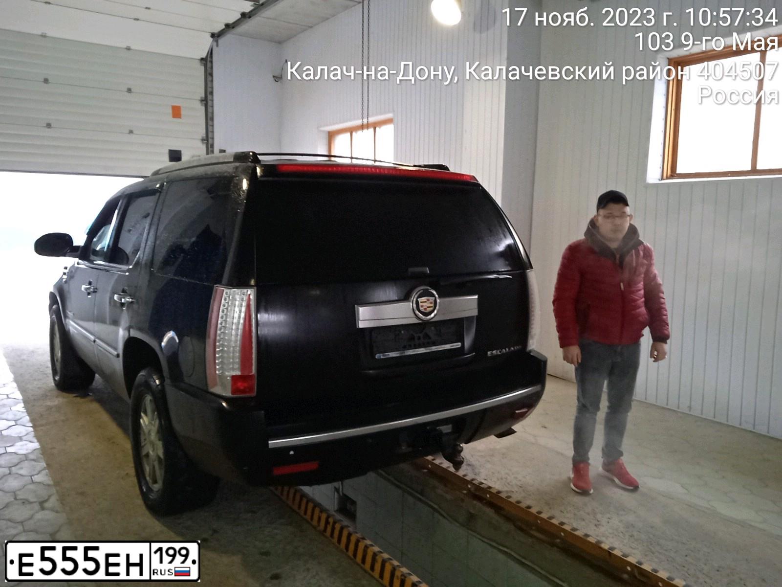 Фото автомобиля VOLKSWAGEN TOUAREG, 2008 — госномер Е555ЕН199. Цвет: ЧЕРНЫЙ