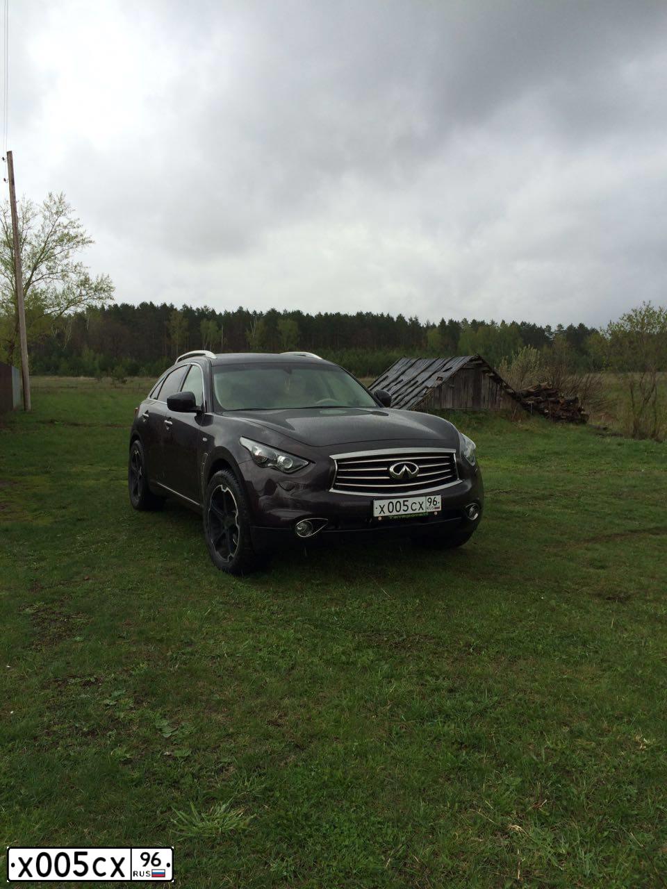 Фото автомобиля INFINITI QX70 /FX/, 2012 — госномер Х005СХ96. Цвет: ЧЕРНЫЙ